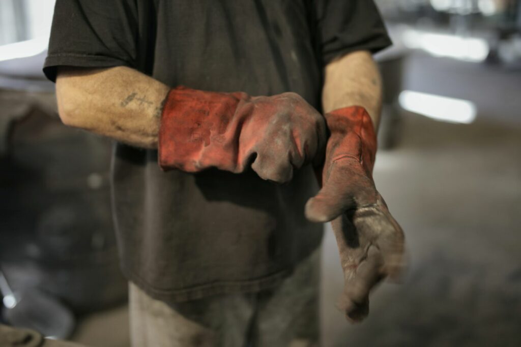 buste d'homme au travail mettant ses gants