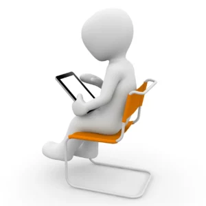 bonhomme blanc assis sur une chaise apprenant avec une tablette